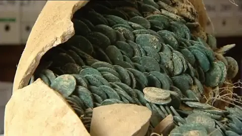 Premio para los trabajadores de Tomares por encontrar un tesoro romano Premio para los trabajadores de Tomares por encontrar un tesoro romano