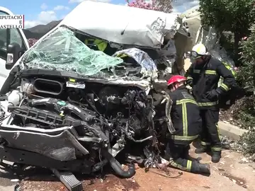 Muere un hombre en un accidente entre un camión y una furgoneta Muere un hombre en un accidente entre un camión y una furgoneta