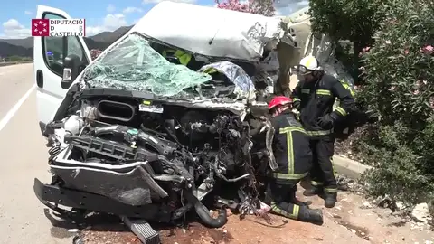 Muere un hombre en un accidente entre un camión y una furgoneta Muere un hombre en un accidente entre un camión y una furgoneta