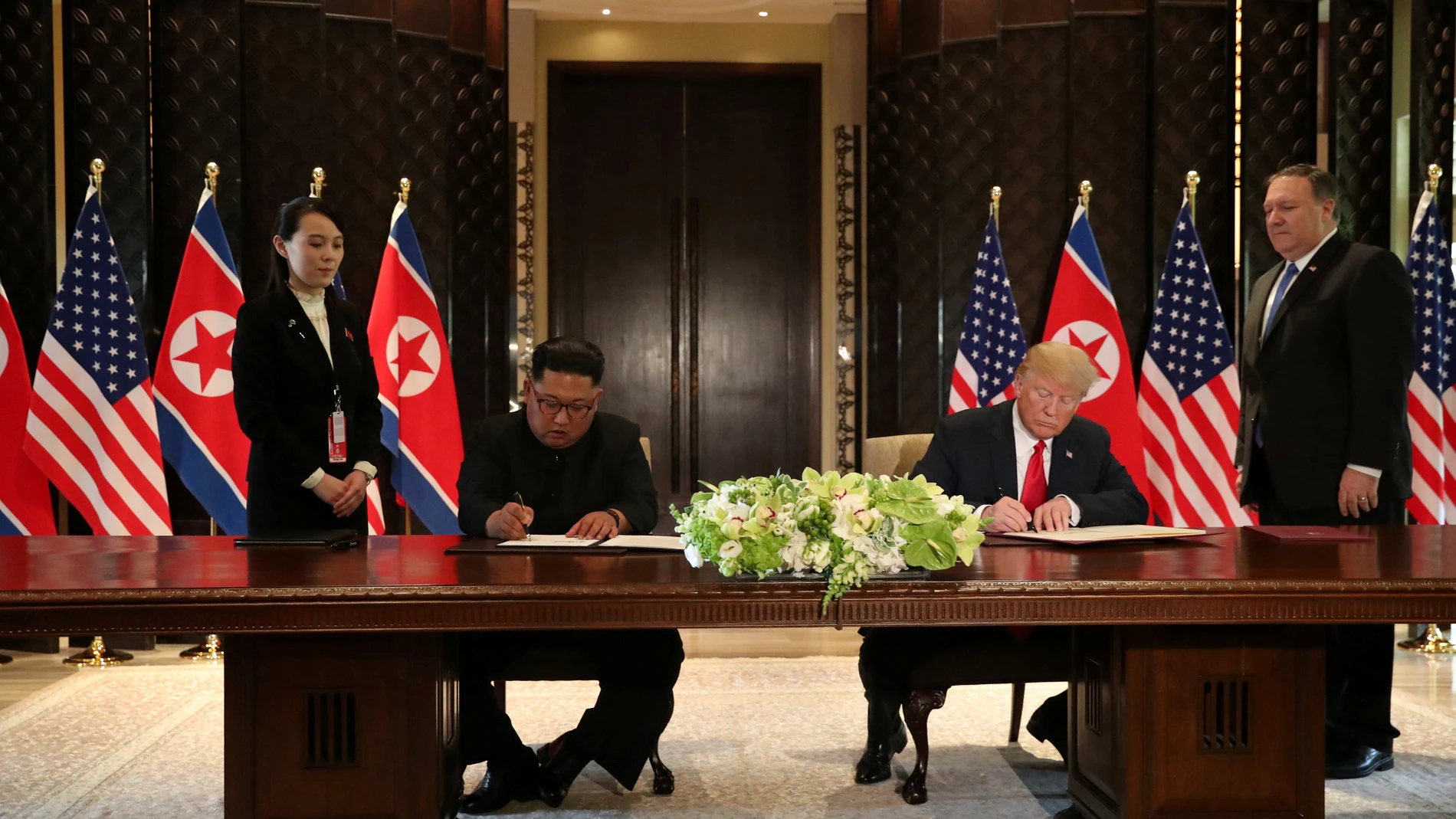 Donald Trump y Kim Jong-Un firman un documento Donald Trump y Kim Jong-Un firman un documento