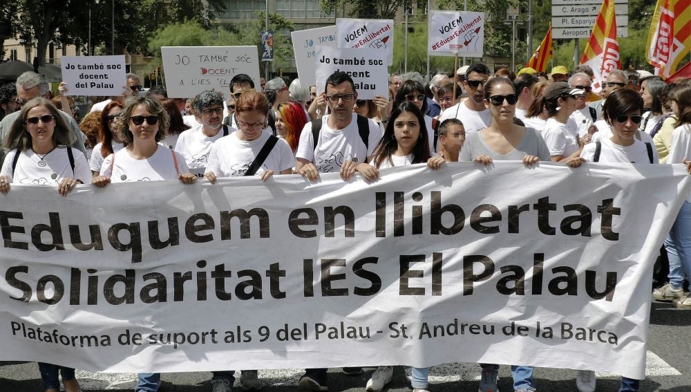 Manifestación por el centro de Barcelona, bajo el lema "¡Dejad la educación en paz!"
