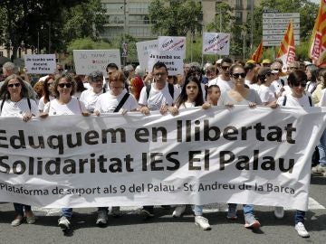 Manifestación por el centro de Barcelona, bajo el lema "¡Dejad la educación en paz!"