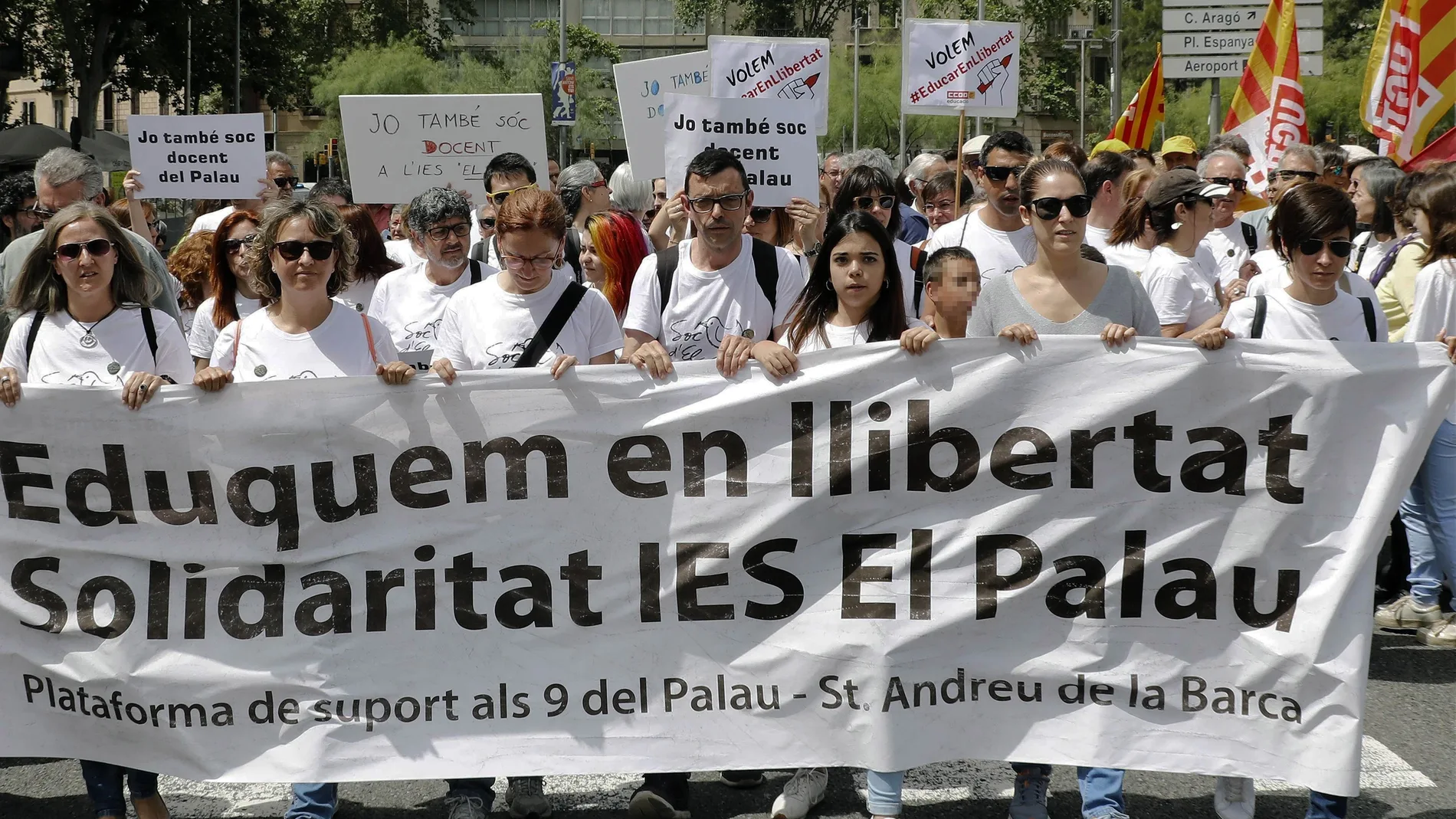Manifestación por el centro de Barcelona, bajo el lema "¡Dejad la educación en paz!" Manifestación por el centro de Barcelona, bajo el lema "¡Dejad la educación en paz!"