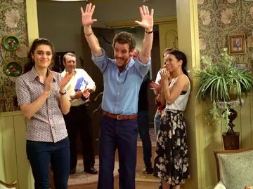 Vivimos tras las cámaras los emotivos discursos de los protagonistas de 'Amar' en su última grabación Vivimos tras las cámaras los emotivos discursos de los protagonistas de 'Amar' en su última grabación