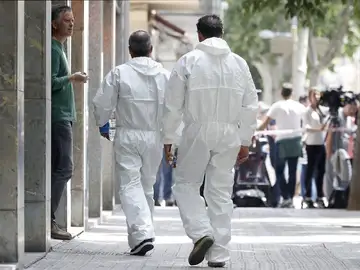 Investigadores de los Mossos d'Esquadra acceden a la vivienda del hombre detenido en relación con el asesinato de Laia Investigadores de los Mossos d'Esquadra acceden a la vivienda del hombre detenido en relación con el asesinato de Laia