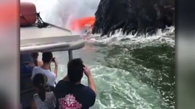 Nueva atracción turística de alto riesgo en Hawai: la lava del Kilauea en el mar