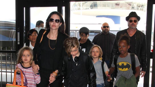 Brad Pitt y Angelina Jolie con sus hijos