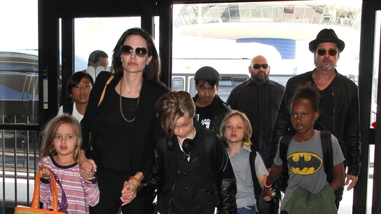 Brad Pitt y Angelina Jolie con sus hijos Brad Pitt y Angelina Jolie con sus hijos