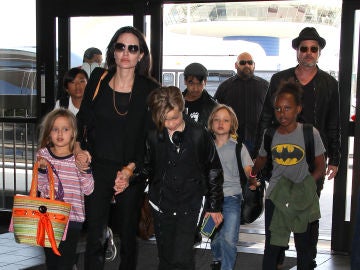 Brad Pitt y Angelina Jolie con sus hijos