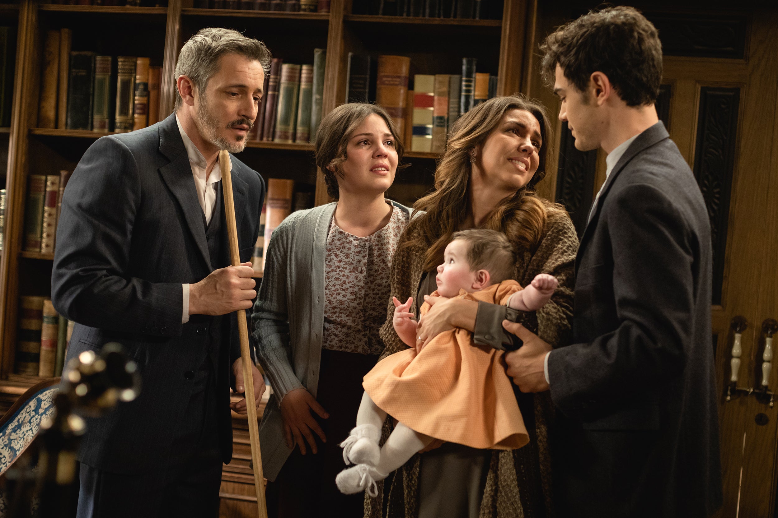EL SECRETO DE PUENTE VIEJO - La triste y emotiva despedida de Emilia y  Alfonso a su familia