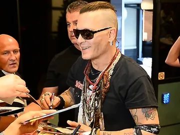 Johnny Depp con sus fans en Polonia Johnny Depp con sus fans en Polonia