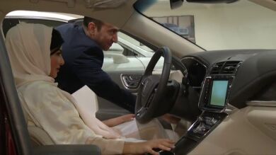 Las mujeres toman el volante en Arabia Saudí: ya compran coches tras ser autorizadas a conducirlos