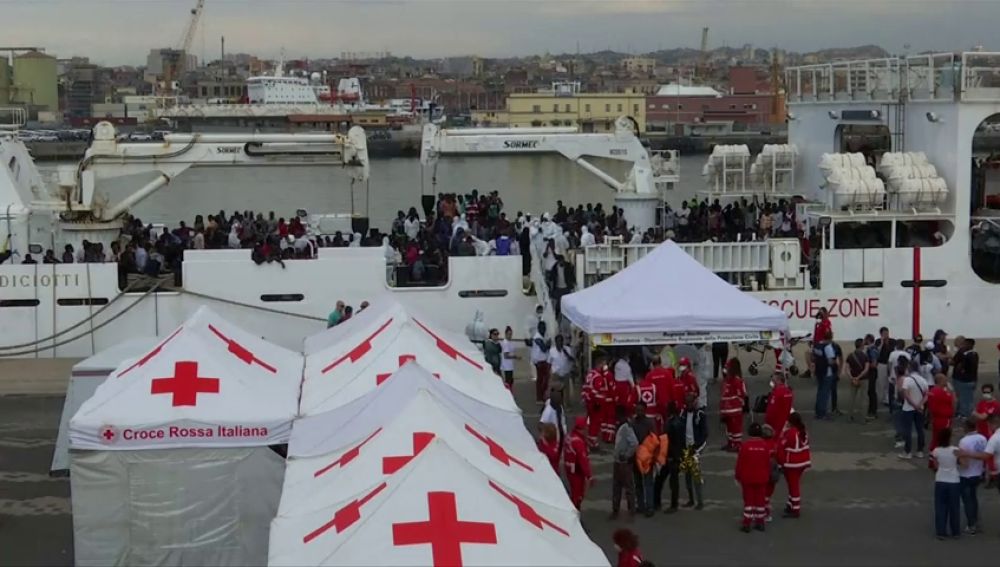 Un barco con 932 inmigrantes llega al puerto italiano de Catania