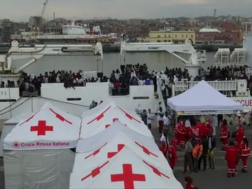 Un barco con 932 inmigrantes llega al puerto italiano de Catania Un barco con 932 inmigrantes llega al puerto italiano de Catania