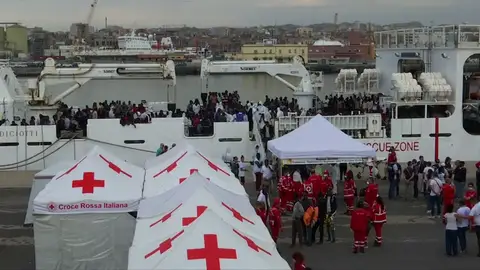 Un barco con 932 inmigrantes llega al puerto italiano de Catania Un barco con 932 inmigrantes llega al puerto italiano de Catania