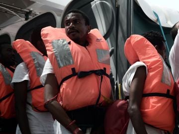 Varios de los 629 inmigrantes rescatados a bordo del barco "Aquarius"