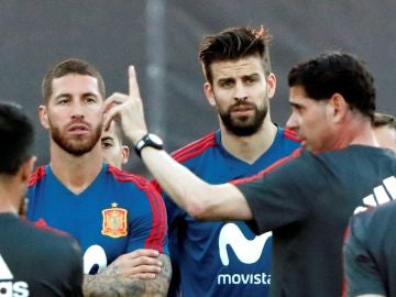 Fernando Hierro da instrucciones a los jugadores de la Selección