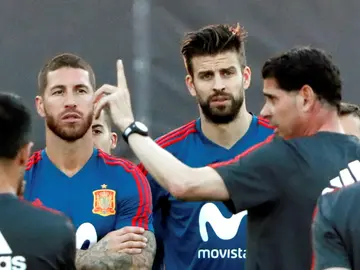 Fernando Hierro da instrucciones a los jugadores de la Selección Fernando Hierro da instrucciones a los jugadores de la Selección