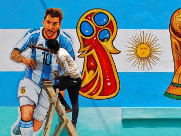 Un mural con Leo Messi, estrella de Argentina, y la Copa del Mundo