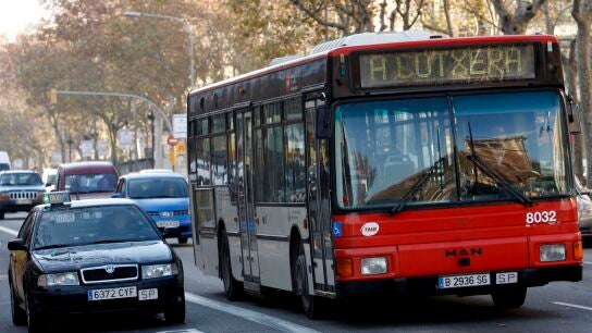 Imagen de archivo de un autob&uacute;s de TMB en la Gran V&iacute;a de Barcelona.