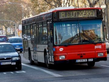 Imagen de archivo de un autobús de TMB en la Gran Vía de Barcelona.