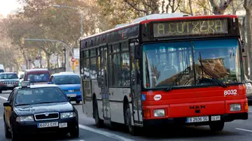 Imagen de archivo de un autobús de TMB en la Gran Vía de Barcelona.