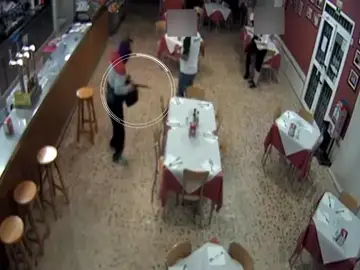 La Guardia Civil detiene a 6 personas que utilizaban escopetas recortadas y cuchillos para robar en bares La Guardia Civil detiene a 6 personas que utilizaban escopetas recortadas y cuchillos para robar en bares