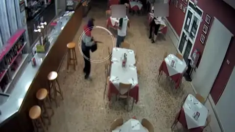 La Guardia Civil detiene a 6 personas que utilizaban escopetas recortadas y cuchillos para robar en bares La Guardia Civil detiene a 6 personas que utilizaban escopetas recortadas y cuchillos para robar en bares