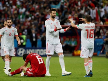 Piqué se saluda a Jordi Alba durante el partido contra Irán