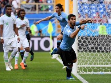 Luis Suárez celebra su gol contra Arabia Saudí