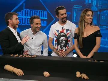 Kira Miró y Daniel Guzmán, alucinados con las prótesis hiperrealistas de Marron en 'El Hormiguero 3.0' Kira Miró y Daniel Guzmán, alucinados con las prótesis hiperrealistas de Marron en 'El Hormiguero 3.0'