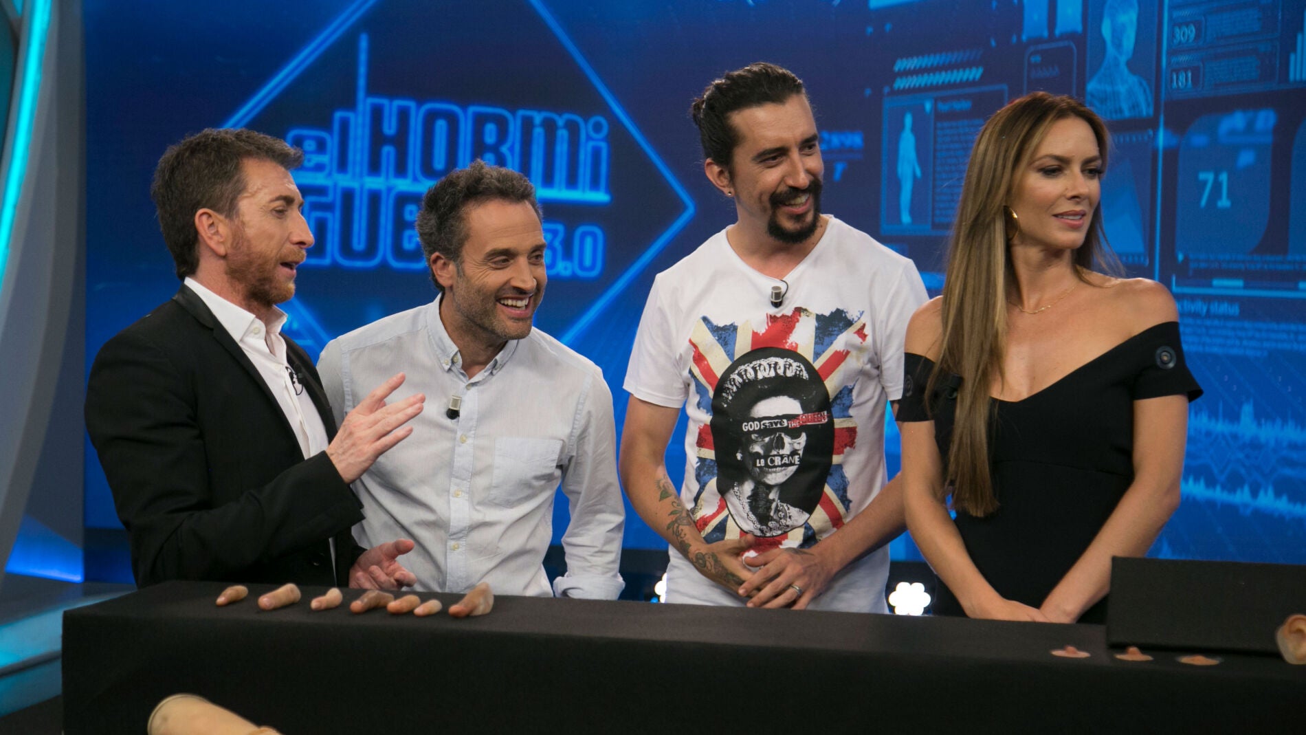 Kira Mir&oacute; y Daniel Guzm&aacute;n, alucinados con las pr&oacute;tesis hiperrealistas de Marron en 'El Hormiguero 3.0'