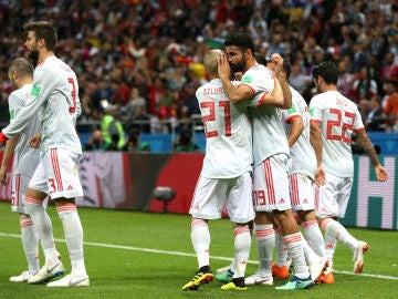 Los jugadores españoles celebran el gol de Diego Costa contra Irán