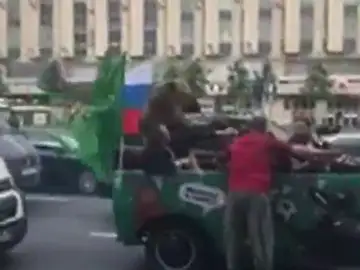 Polémico vídeo de un oso tocando una vuvuzela subido a un coche en Moscú Polémico vídeo de un oso tocando una vuvuzela subido a un coche en Moscú