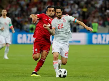 Isco conduce el balón ante Irán Isco conduce el balón ante Irán
