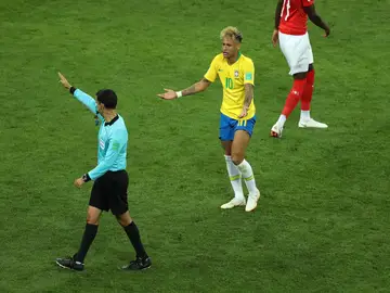 Neymar protesta una acción al colegiado Neymar protesta una acción al colegiado