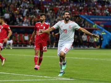 Diego Costa celebra su gol contra Irán