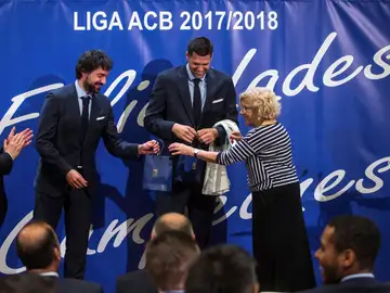 Carmena entrega las famosas galletas a Llull y a Reyes Carmena entrega las famosas galletas a Llull y a Reyes