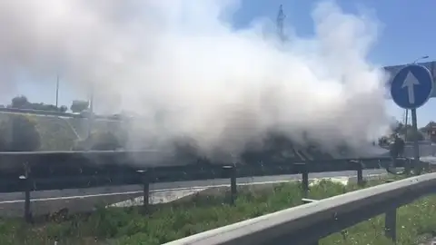 Cortada la A-1 a la altura de San Sebastián de los Reyes por un camión que ha salido ardiendo Cortada la A-1 a la altura de San Sebastián de los Reyes por un camión que ha salido ardiendo