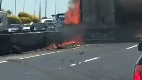 Cortada la A-1 a la altura de San Sebastián de los Reyes por un camión que ha salido ardiendo Cortada la A-1 a la altura de San Sebastián de los Reyes por un camión que ha salido ardiendo