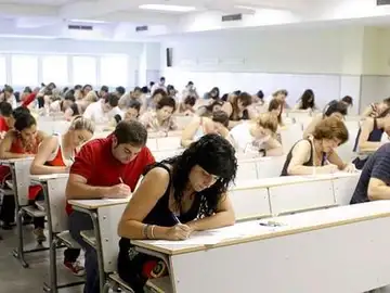 Imagen de archivo de personas opositando Imagen de archivo de personas opositando
