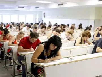 Imagen de archivo de personas opositando Imagen de archivo de personas opositando