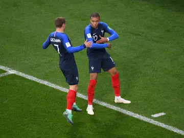 Mbappé celebra su gol a Perú con Griezmann Mbappé celebra su gol a Perú con Griezmann