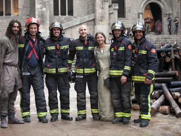 Michelle Jenner y Aitor Luna junto al cuerpo de bomberos Michelle Jenner y Aitor Luna junto al cuerpo de bomberos