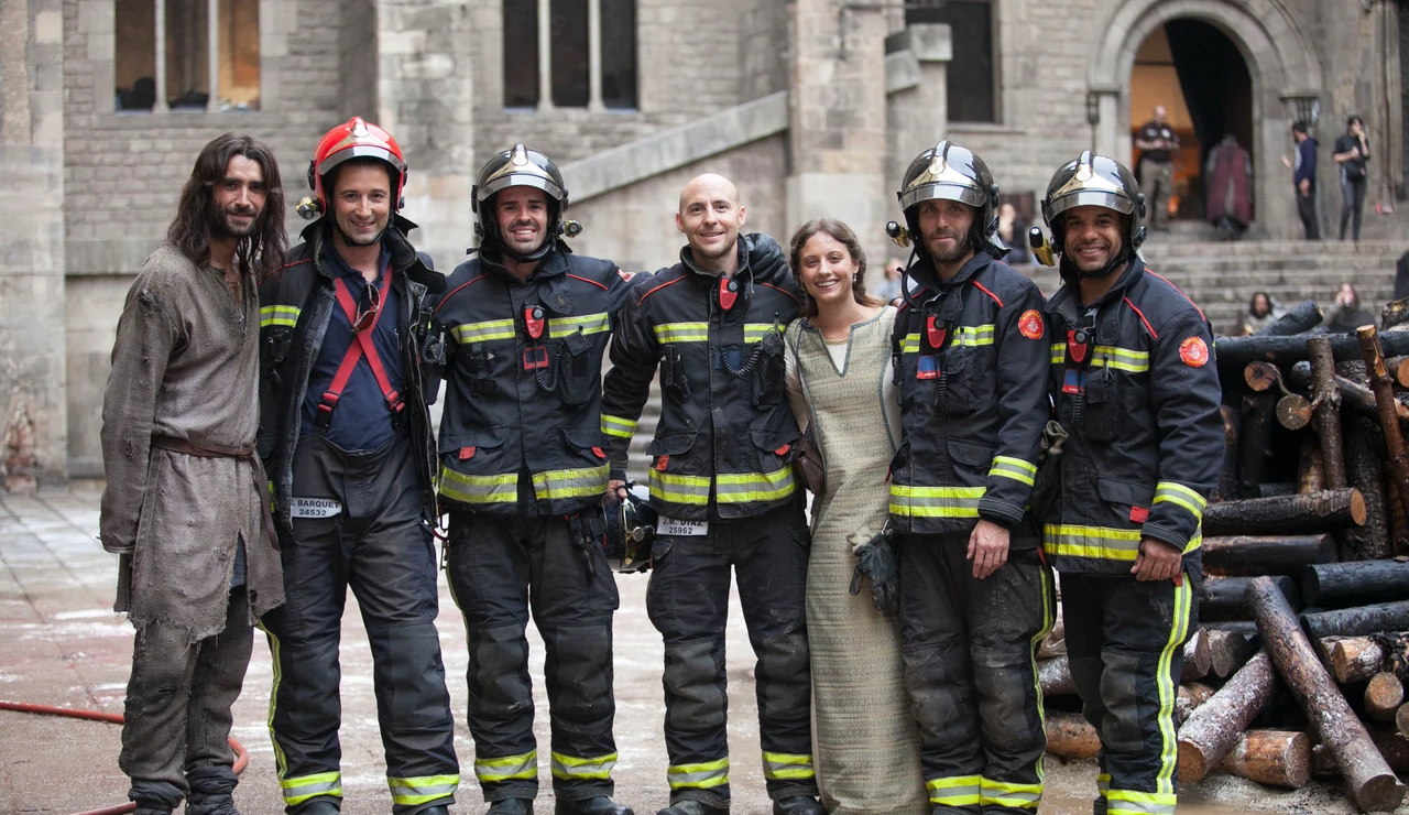 Michelle Jenner y Aitor Luna junto al cuerpo de bomberos