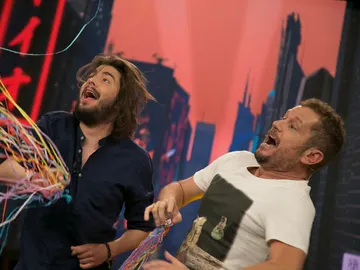 Salvador Sobral y El Monaguillo montan una gran juerga en 'El Hormiguero 3.0' Salvador Sobral y El Monaguillo montan una gran juerga en 'El Hormiguero 3.0'