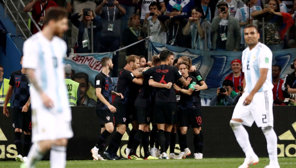 Los jugadores croatas celebran uno de los goles contra Argentina