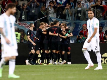 Los jugadores croatas celebran uno de los goles contra Argentina