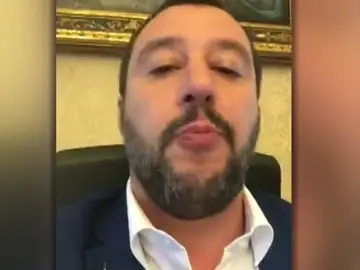 Salvini advierte de que ONG en el Mediterráneo no tocarán el suelo italiano Salvini advierte de que ONG en el Mediterráneo no tocarán el suelo italiano