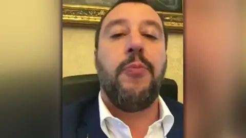 Salvini advierte de que ONG en el Mediterráneo no tocarán el suelo italiano Salvini advierte de que ONG en el Mediterráneo no tocarán el suelo italiano